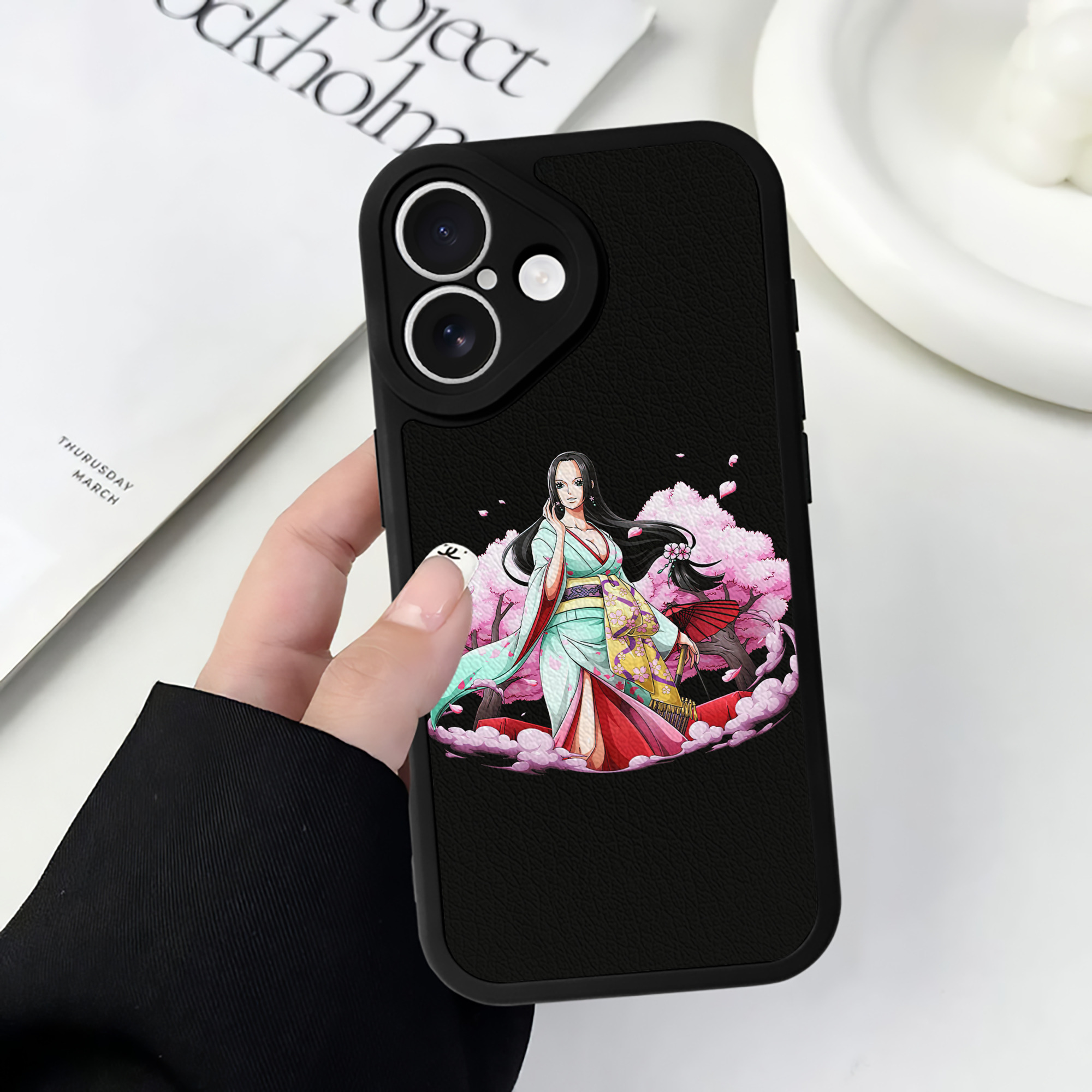（画像用） ワンピース ボア・ハンコック ONE PIECE Boa·Hancock 【iPhone 16シリーズ対応】シリコンスマホケース（レザー調） 材質：シリコン
